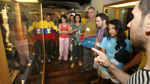 Un grupo de turistas brasileos y venezolanos visitan el museo de arte sacro de Monforte, en una foto del verano del 2011