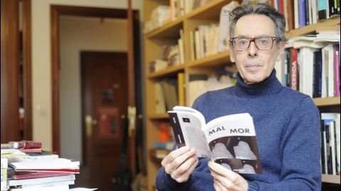 Emilio Ara�xo cun exemplar de �Mal mor�, outra das s�as obras literarias
