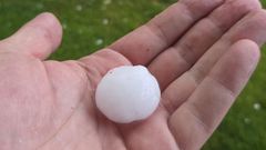 Un vecino de Verdillo muestra el tama�o del granizo ca�do este domingo en la parroquia carballesa.