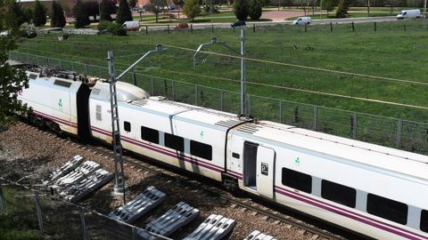 Vista del tren Alvia tras descarrilar en las cercan�as de Le�n