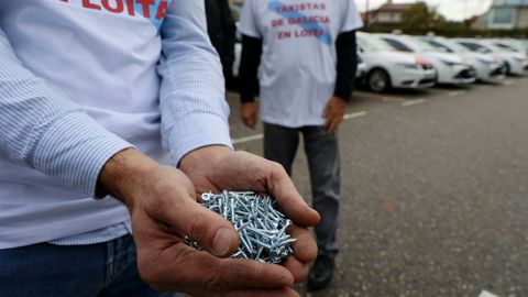 Los taxistas denunciaron que aparecieron decenas de clavos en el párking donde anunciaron que se concentrarían