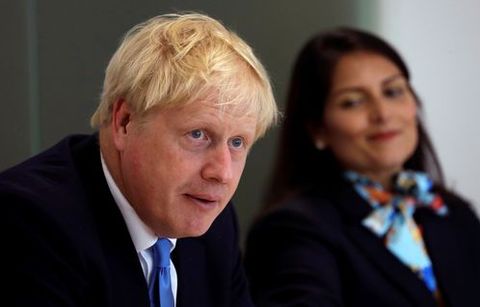 El primer ministro brit�nico, Boris Johnson, junto a su secretaria de Interior, Priti Patel