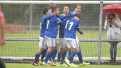 Gol Ugarte Vetusta Leioa Requexon.Los futbolistas azules celebran el gol de Ugarte frente al Leioa