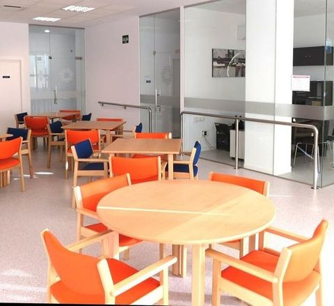 Mary Paz Maneiro y Viviana Su�rez gestionan el centro de d�a de Milladoiro reci�n inaugurado.