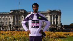 Yomif Kejelcha, posando frente al Palacio de Buckingham.