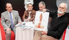 Xos� Manuel Barros sostiene el boceto ganador. 