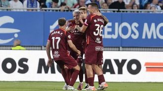 Chacón festeja el gol junto a sus compañeros