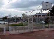 Uno de los parques de Terra de Porto carece de redes y los balones salen disparados hacia el paseo.