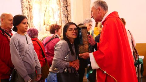 Los fieles cumplieron con la tradici�n de acercar el santo a sus o�dos