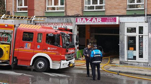 Los bomberos sofocan el incendio del bazar chino Mao, en la avenida Pumarín, de Oviedo.Los bomberos sofocan el incendio del bazar chino Mao, en la avenida Pumarín, de Oviedo