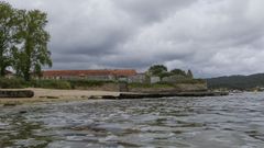 Una nave, situada en la zona mar�timo-terrestre que la Xunta gestiona desde julio, en una imagen de archivo.