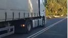 El camión adelantó en una zona de doble línea continua