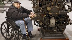 Domingo Iglesias, durante una visita de suscriptores del peri�dico a las instalaciones de Sab�n, ante la linotipia con la que trabaj�.