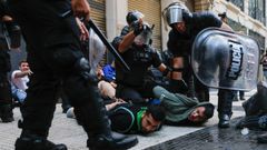 Miembros de la polica argentina detienen a manifestantes en Buenos Aires