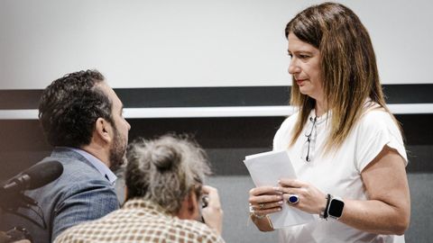 El empresario Víctor de Aldama conversa con la exmilitante del PSOE Leire Díez, durante la rueda de prensa de la exconcejala en un hotel de Madrid.