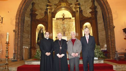 Manuel, de jersey rojo, en el acto de bendición del nuevo retablo de la iglesia de Vimianzo