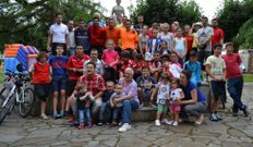 Foto de familia de los participantes en la jornada ciclista. 