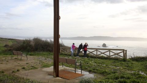 El nuevo mirador de Ares se erige sobre los acantilados donde encall el Blue Star. Se mantiene el mstil con el que se acometieron parte de las tareas de reflote