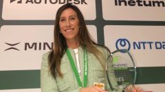 La vicealcaldesa de Gijn y concejala de Economa, Empleo, Turismo e Innovacin, ngela Pumariega, recoge el Premio EnerTIC al Mejor Directivo en la categora de Smart Cities.