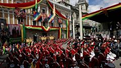 Celebraciones del tercer aniversario del estado plurinacional de Bolivia ante el palacio gubernamental.