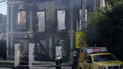 Una persona ha fallecido y un bombero ha resultado afectado por inhalacin de humo en el incendio de una vivienda de dos alturas ubicada en la localidad de Villademar, en el concejo de Cudillero, que qued totalmente calcinada, informa el Servicio de Emergencias del Principado (SEPA)