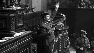 El coronel Antonio Tejero cuando irrumpi�, pistola en mano, en el Congreso de los Diputados el 23F durante la segunda votaci�n de investidura de Leopoldo Calvo Sotelo