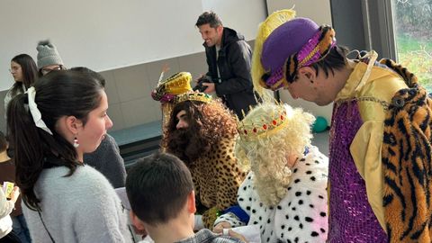Los Reyes Magos pasaron por las parroquias de Ames