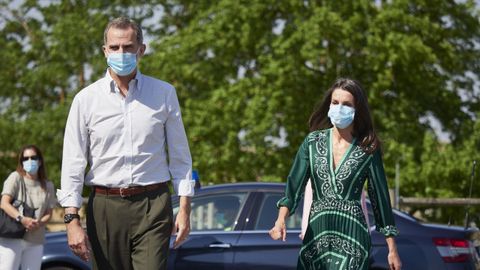 Los Reyes Don Felipe y Doa Letizia a su llegada para visitar el centro de la Asociacin de Parlisis Cerebral de Navarra (Aspace), en Cizur Menor, Navarra