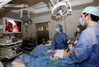 El CHUS finaliz� junio con m�s cirug�as pendientes que en el 2013, pero menos que en el 2012 y 2011. 