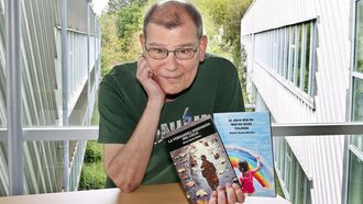 Alberto Mart&iacute;n M&eacute;ndez posa con dos de sus libros en el campus vigu&eacute;s