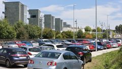 Aparcamiento en el HULA: muchos conductores usan las aceras y cuentas para dejar el coche