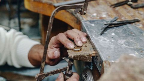 Alberto Taboada en su taller de joyer�a de Maside.