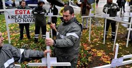 Los trabajadores clavaron cruces en algunas manifestaciones para recordar las empresas cerradas y los empleos destruidos. 