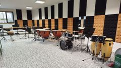En la sala de percusión del conservatorio de O Carballiño se instaló moqueta para insonorizar el local.