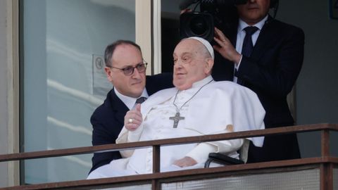 El papa Francisco saluda a los fieles antes de recibir el alta