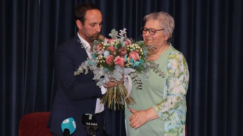 Villaverde, muy arropada durante el pleno, recibió de manos de Ares un ramo de parte del PP de Lousame.