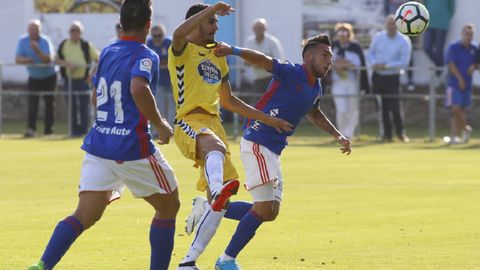 Varela Real Oviedo Lugo Horizontal.Varela pelea un baln frente al Lugo en pretemporada