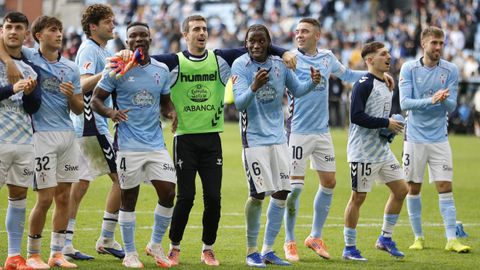 Los c�lticos, celebrando con sus aficionados el triunfo sobre el Valencia de la jornada del s�bado.