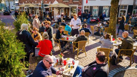Clientes en una terraza de Breda