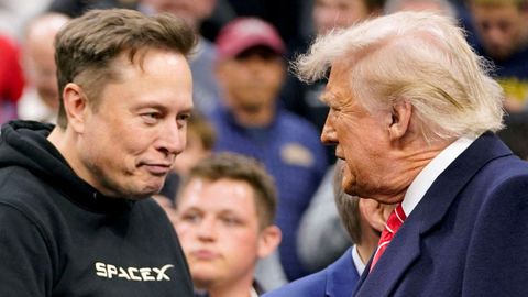 El dueño de Tesla y administrador del Departamento de Eficiencia Gubernamental, Elon Musk, junto al presidente de Estados Unidos, Donald Trump, en un campeonato de la WWE en Pensilvania.