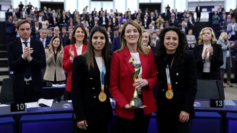 Alba Redondo (a la izquierda) e Ivana Andrs (a la derecha) con las medallas de campeonas del mundo posan en el Parlamento Europeo con la presidenta Roberta Metsola (en el centro)