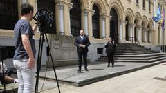 El presidente del Principado, Adri�n Barb�n, comparece en las escalinatas de la sede de Presidencia, en Oviedo 