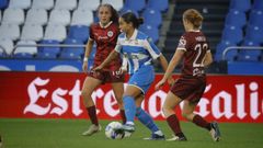 Monteagudo, avanzando entre dos jugadoras del Dux Logro�o, en el partido de la primera vuelta.