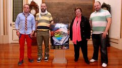 La concejala Ana Fern�ndez con los organizadores del D�a del Orgullo LGTB