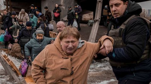 Residentes locales cruzan un puente destruido mientras huyen de Irpin, cerca de Kyiv, Ucrania 
