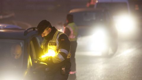 Un control nocturno de la Guardia Civil de Lugo