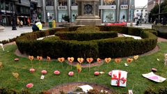 La zona ajardinada del Obelisco, adornada por San Valent�n