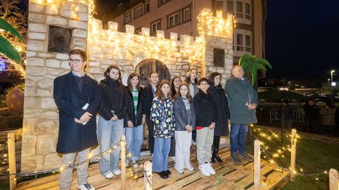 Momento del encendido en A Laracha, con autoridades y peque�os del EPIA 