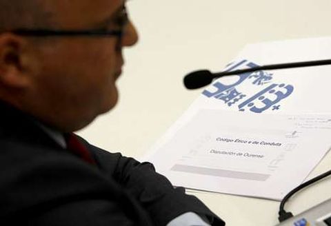 Baltar, con la carpeta en la que guardaba su �C�digo �tico e de conduta� al presentarlo ayer.