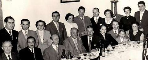 La imagen se tomó en Buenos Aires hace 60 años, «hai polo menos dez persoas nacidas aquí, recoñeces a algunha?», pregunta el Casino.